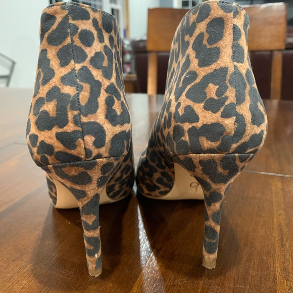 Animal print high heals, women’s size 7.5. Like new condition. Very sexy fit. - Picture 2 of 6